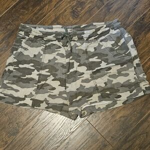 Universal Thread camo drawstring pull-on shorts
